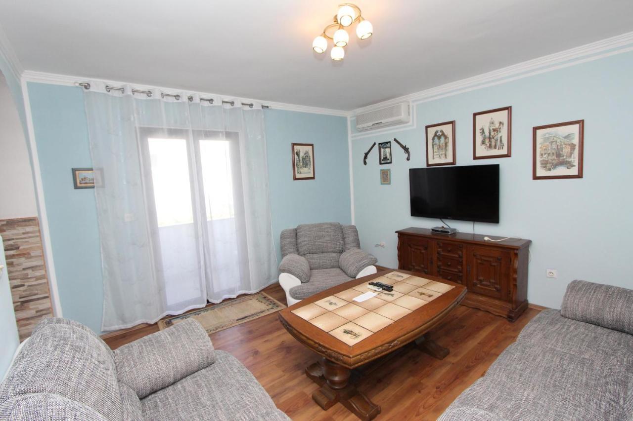 Apartment M&r *