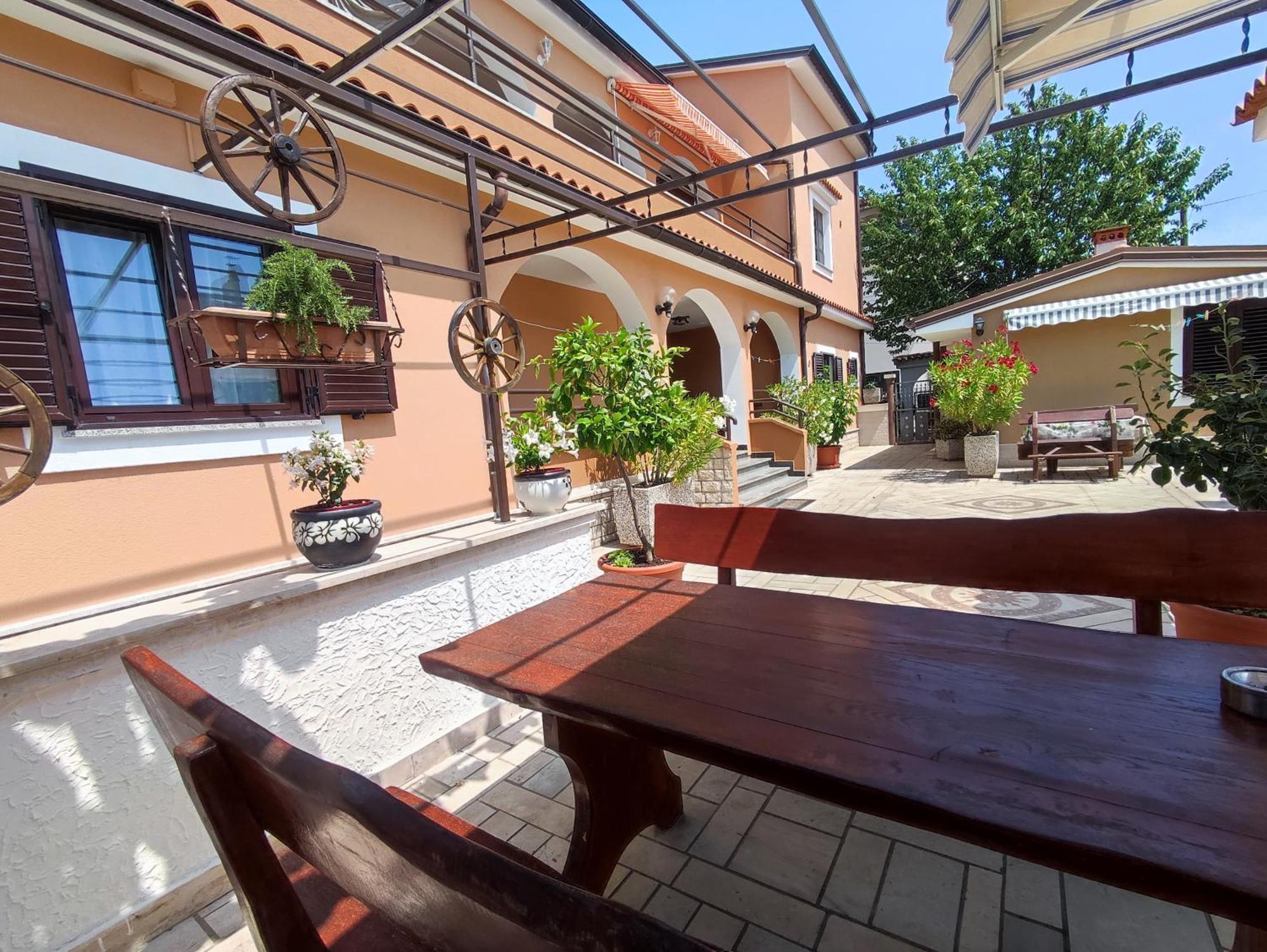 Apartment M&r